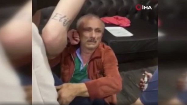 Foto - Büyük rezalet! Yaşlı adamı müzik eşliğinde dövüp tuhaf şekillere soktular! Asın bunları 