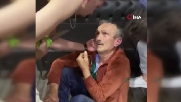 Foto - Büyük rezalet! Yaşlı adamı müzik eşliğinde dövüp tuhaf şekillere soktular! Asın bunları 