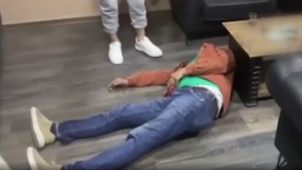 Foto - Büyük rezalet! Yaşlı adamı müzik eşliğinde dövüp tuhaf şekillere soktular! Asın bunları 