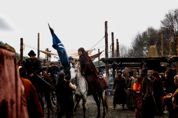 Foto - Büyük savaş! Diriliş Ertuğrul’un dünyaya yayılmasından sonra bu detay çok konuşulur! İşte Ertuğrul’un tanıştığı Sultan…