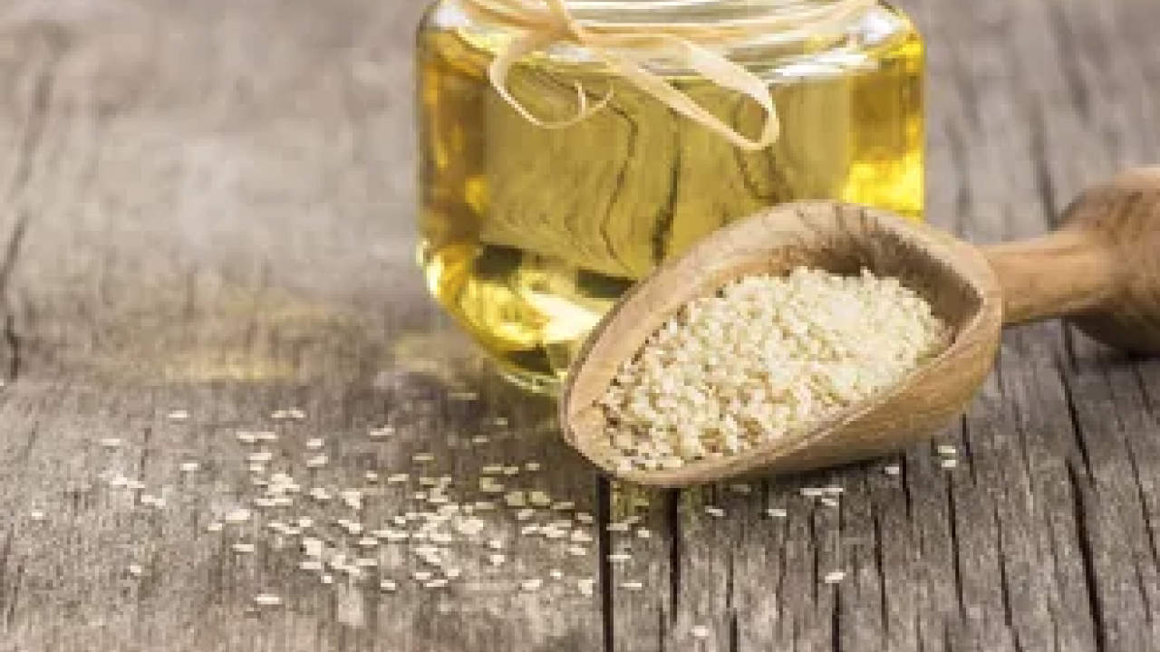 Doğal şifa kaynağı... Ne iğne ne ilaç! 1 damlası yetiyor: Kadınlarda diz ağrısına kesin çözüm bu yağda