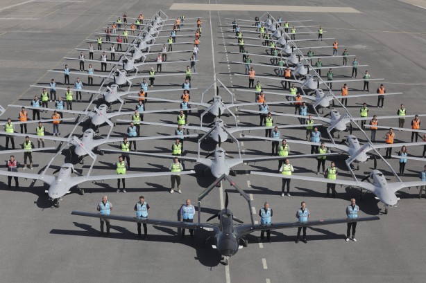 Çok büyük sürpriz! 'Acilen almamız gerekiyor' diyerek duyurdular: Türkiye'den TB2 SİHA alacağız