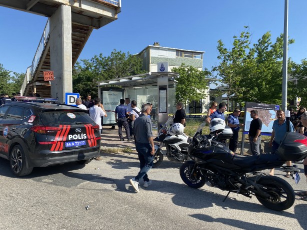 Foto - Büyükçekmece'de facia! Otomobil otobüs durağına daldı: 1 ölü 4 yaralı