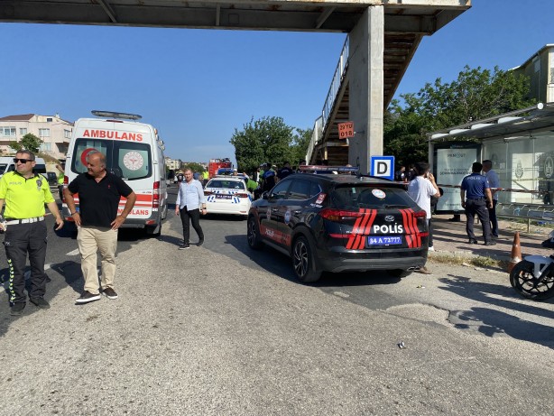 Foto - Büyükçekmece'de facia! Otomobil otobüs durağına daldı: 1 ölü 4 yaralı