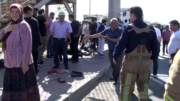 Büyükçekmece'de facia! Otomobil otobüs durağına daldı: 1 ölü 4 yaralı