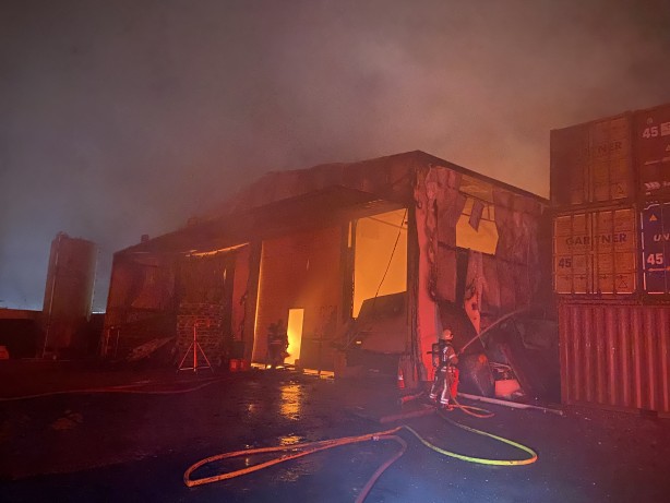 Foto - Büyükçekmece’de lojistik deposunda yangın