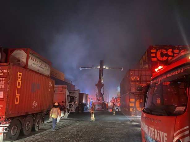 Foto - Büyükçekmece’de lojistik deposunda yangın