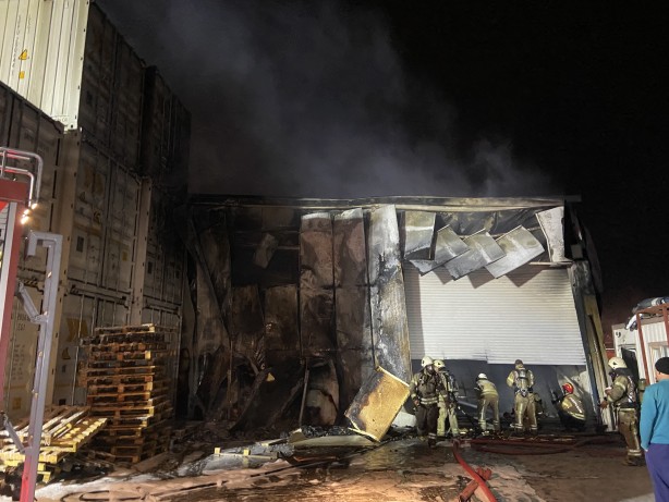 Foto - Büyükçekmece’de lojistik deposunda yangın