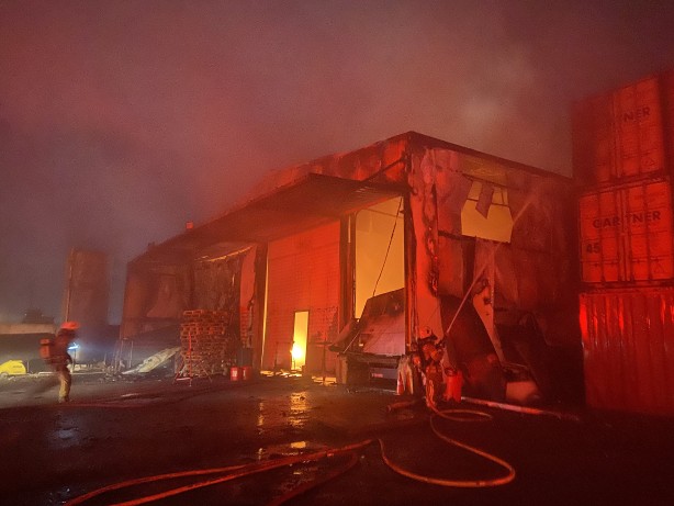 Büyükçekmece’de lojistik deposunda yangın