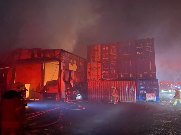 Foto - Büyükçekmece’de lojistik deposunda yangın