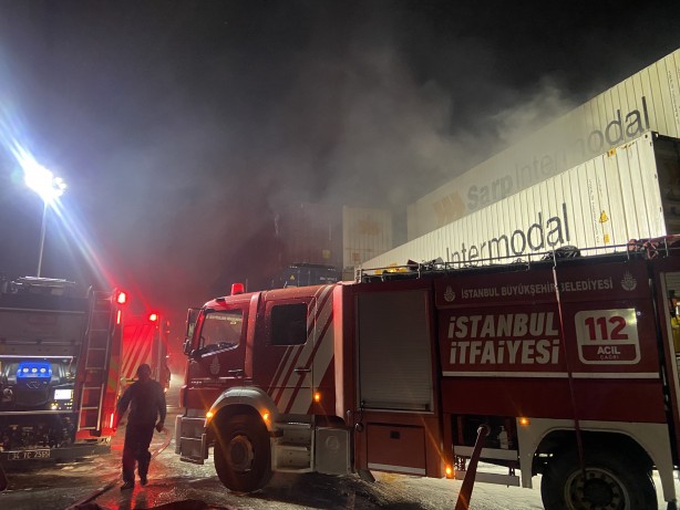 Foto - Büyükçekmece’de lojistik deposunda yangın