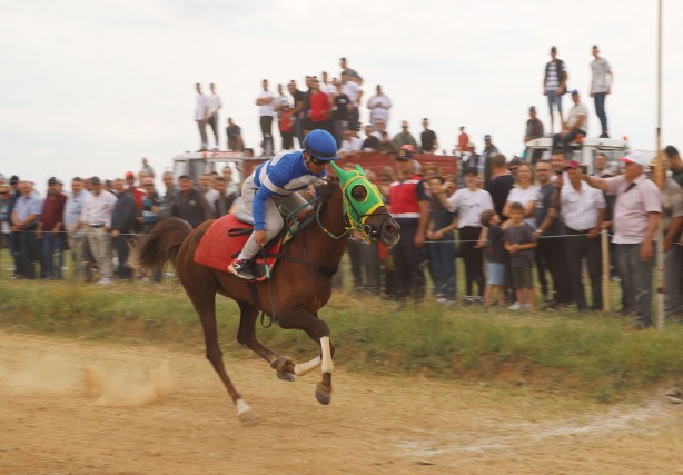 Foto - Büyükmandıra 98. Kavasoğlu ve Şamdancıbaşı İbrahim Yağlı Pehlivan Güreşleri at yarışıyla başladı