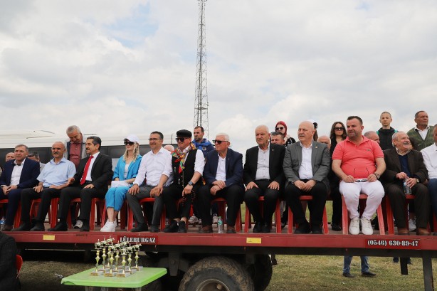 Foto - Büyükmandıra 98. Kavasoğlu ve Şamdancıbaşı İbrahim Yağlı Pehlivan Güreşleri at yarışıyla başladı