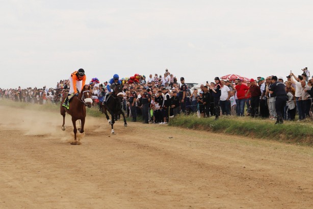 Foto - Büyükmandıra 98. Kavasoğlu ve Şamdancıbaşı İbrahim Yağlı Pehlivan Güreşleri at yarışıyla başladı