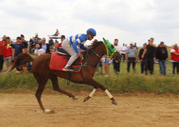 Foto - Büyükmandıra 98. Kavasoğlu ve Şamdancıbaşı İbrahim Yağlı Pehlivan Güreşleri at yarışıyla başladı