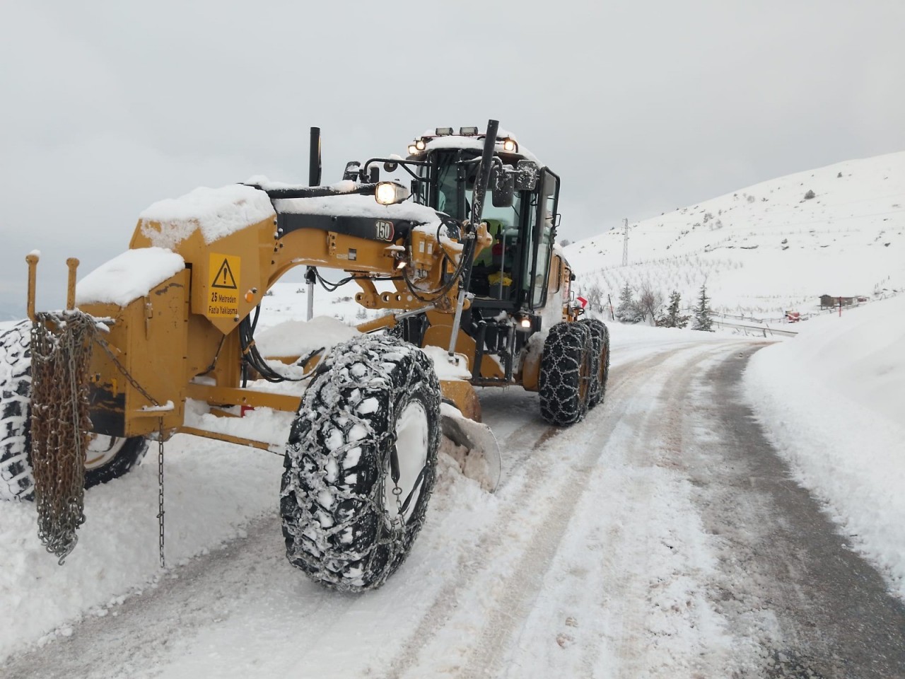 Foto - Büyükşehir, kardan kapanan 91 mahalle yolunu ulaşıma açtı