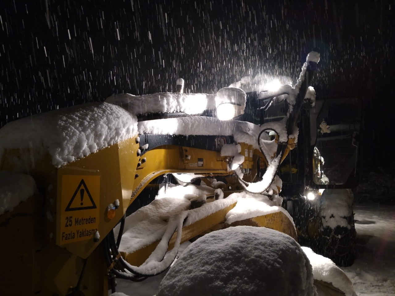 Foto - Büyükşehir, kardan kapanan 91 mahalle yolunu ulaşıma açtı