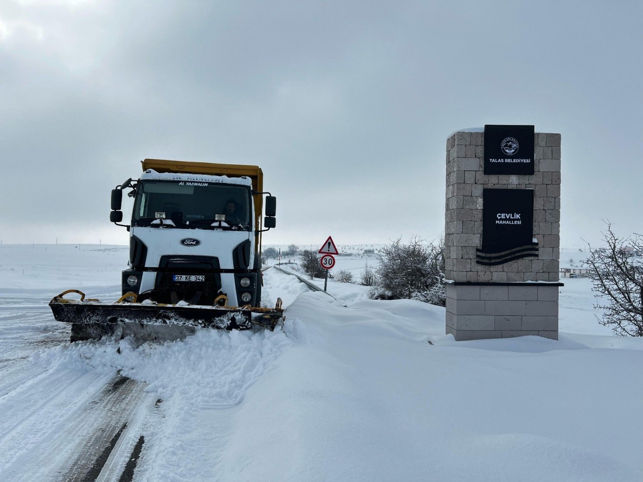 Foto - Büyükşehir, kardan kapanan 91 mahalle yolunu ulaşıma açtı