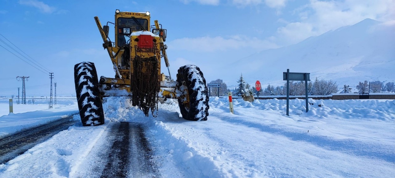 Foto - Büyükşehir, kardan kapanan 91 mahalle yolunu ulaşıma açtı