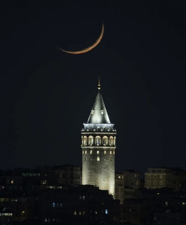 Foto - Büyüleyici görüntü! Galata Kulesi Hilal'le buluştu