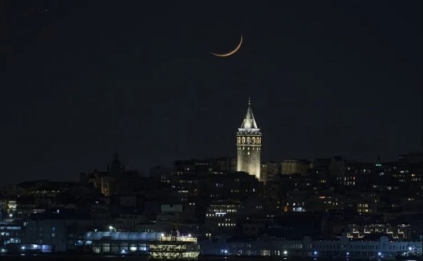 Büyüleyici görüntü! Galata Kulesi Hilal'le buluştu