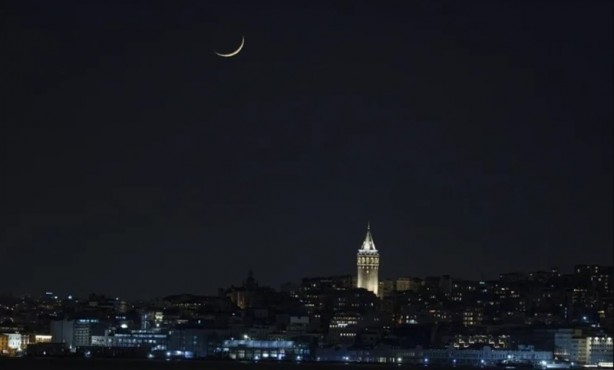 Foto - Büyüleyici görüntü! Galata Kulesi Hilal'le buluştu