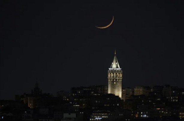 Foto - Büyüleyici görüntü! Galata Kulesi Hilal'le buluştu