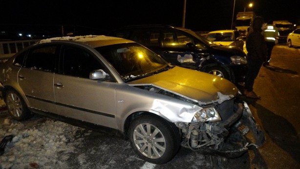 Foto - Buz pistine dönen yolda feci kaza! 15 araç birbirine girdi