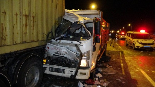 Foto - Buz pistine dönen yolda feci kaza! 15 araç birbirine girdi