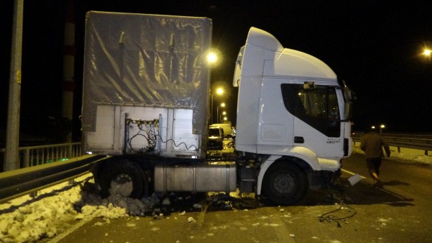 Foto - Buz pistine dönen yolda feci kaza! 15 araç birbirine girdi