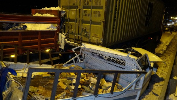 Foto - Buz pistine dönen yolda feci kaza! 15 araç birbirine girdi