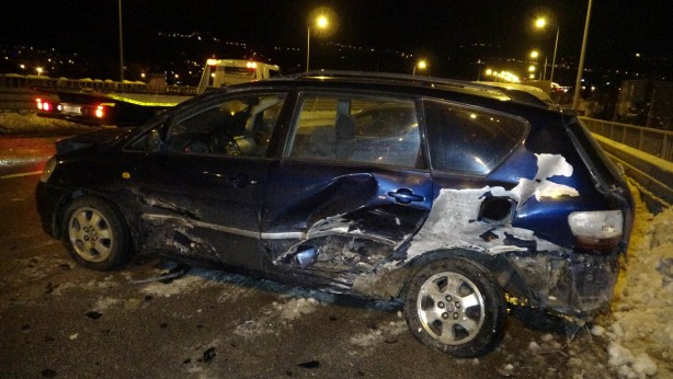 Buz pistine dönen yolda feci kaza! 15 araç birbirine girdi