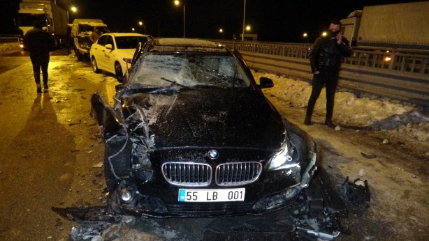 Foto - Buz pistine dönen yolda feci kaza! 15 araç birbirine girdi