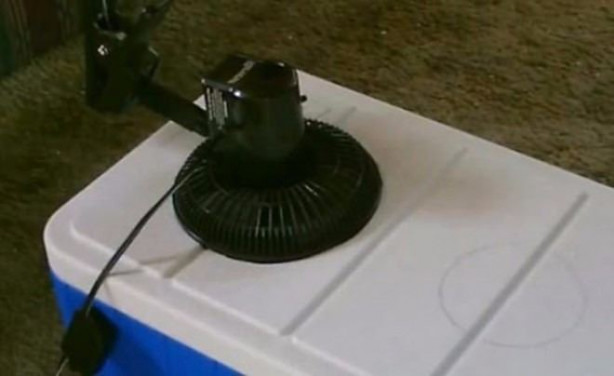 Foto - Buz termosu ve vantilatör kullanarak klima yaptı