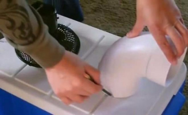  Buz termosu ve vantilatör kullanarak klima yaptı