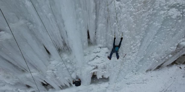 Foto - Buz tırmanışı nefes kesti! Sporcular 300 metre yükseklikteki şelalelere tırmandı