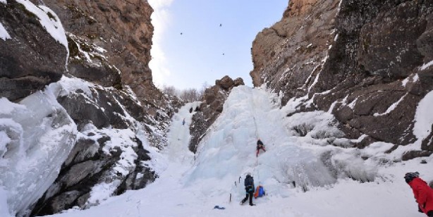 Foto - Buz tırmanışı nefes kesti! Sporcular 300 metre yükseklikteki şelalelere tırmandı