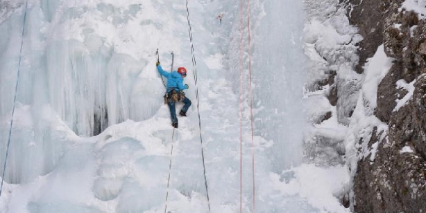 Foto - Buz tırmanışı nefes kesti! Sporcular 300 metre yükseklikteki şelalelere tırmandı