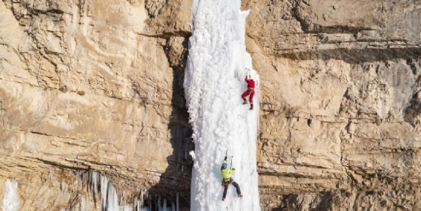 Buz tırmanışı nefes kesti! Sporcular 300 metre yükseklikteki şelalelere tırmandı