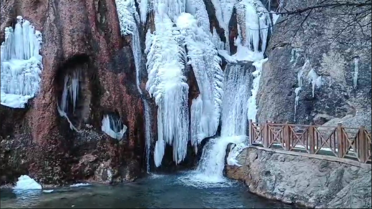 Buz tutan Günpınar Şelalesi kartpostallık görüntüler oluşturdu
