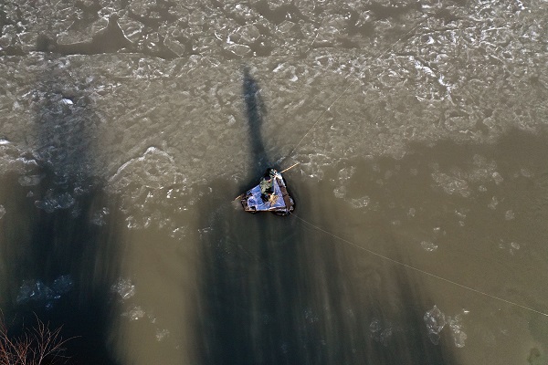 Foto - Buz tutan nehirde zorlu balık avı