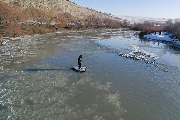 Foto - Buz tutan nehirde zorlu balık avı