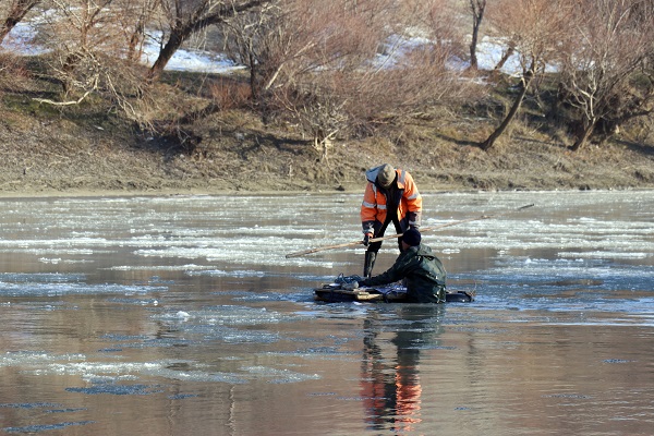 Foto - Buz tutan nehirde zorlu balık avı