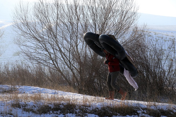 Foto - Buz tutan nehirde zorlu balık avı