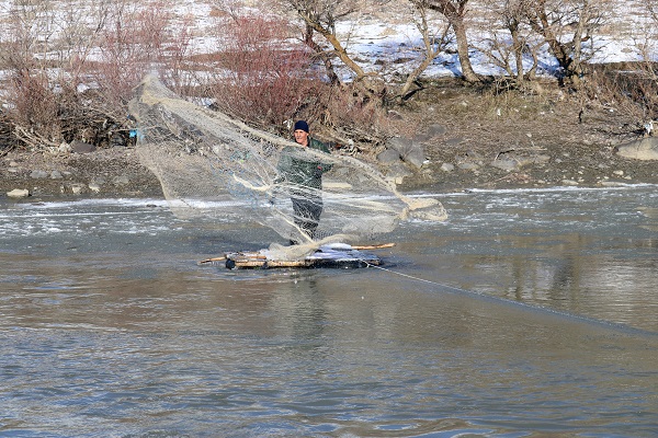 Foto - Buz tutan nehirde zorlu balık avı