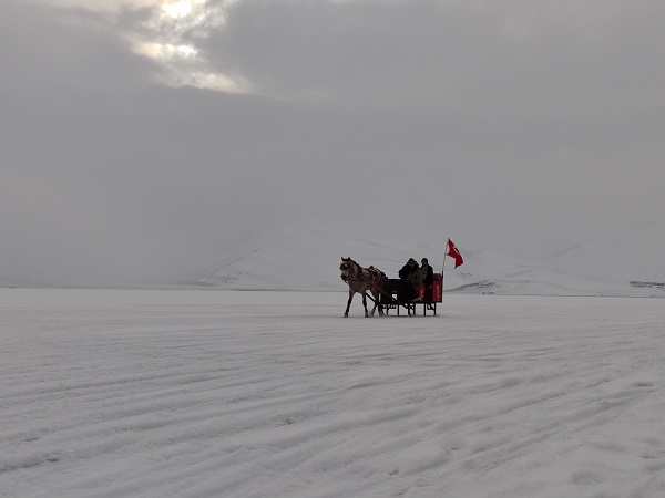 Buz üstünde atlı kızak keyfi
