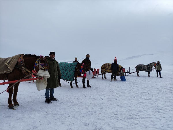 Foto - Buz üstünde atlı kızak keyfi