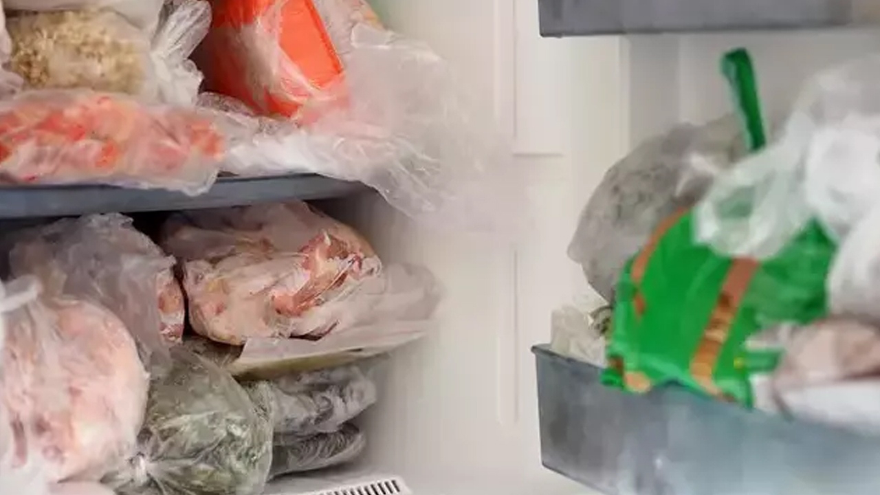 Foto - Buzdolabında kokudan eser bırakmıyor! Sadece 1 kaşığı bile yetiyor, buzdolabı kokusunu söküp atıyor!