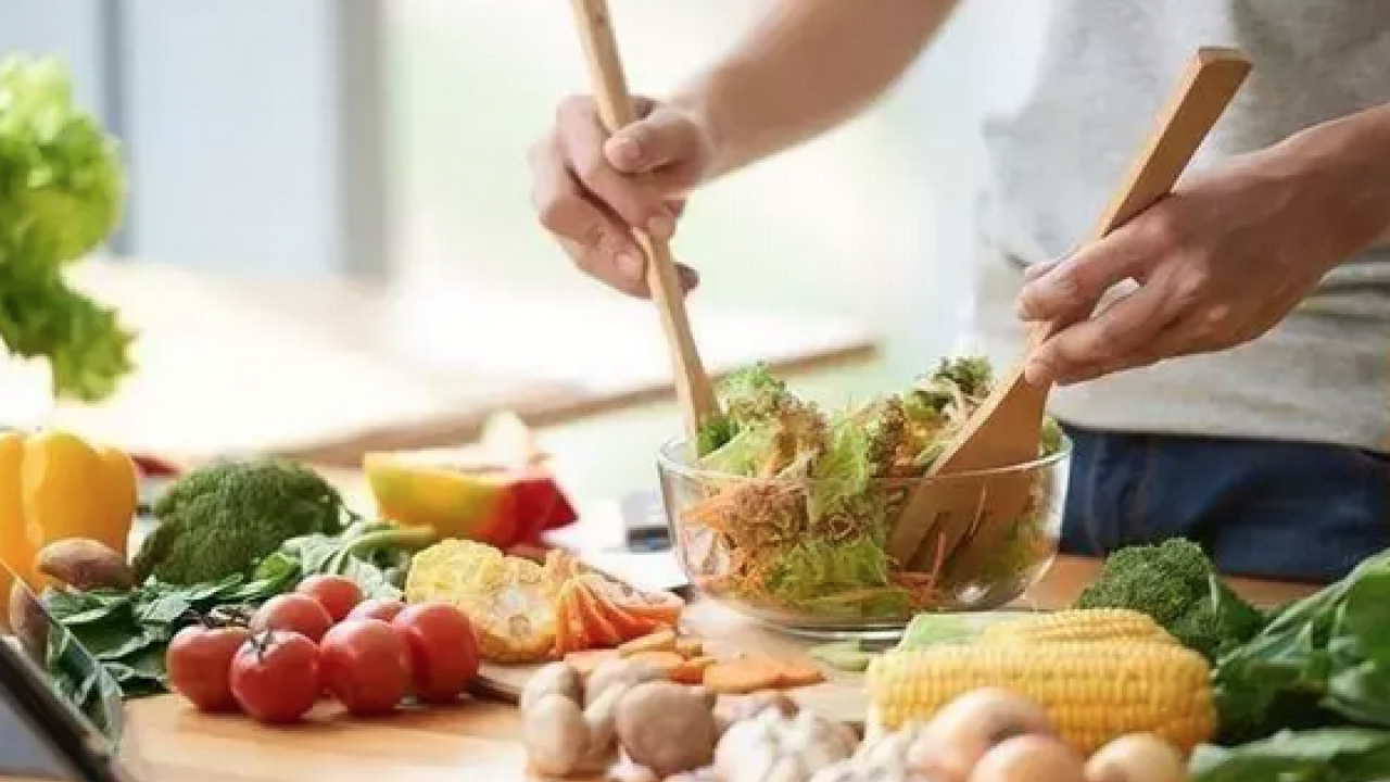 Foto - Buzdolabının sebzelik kısmına koymak yetiyor! Sebze meyvelerin çürümesini önlüyor, 1 hafta tazelik sağlıyor!