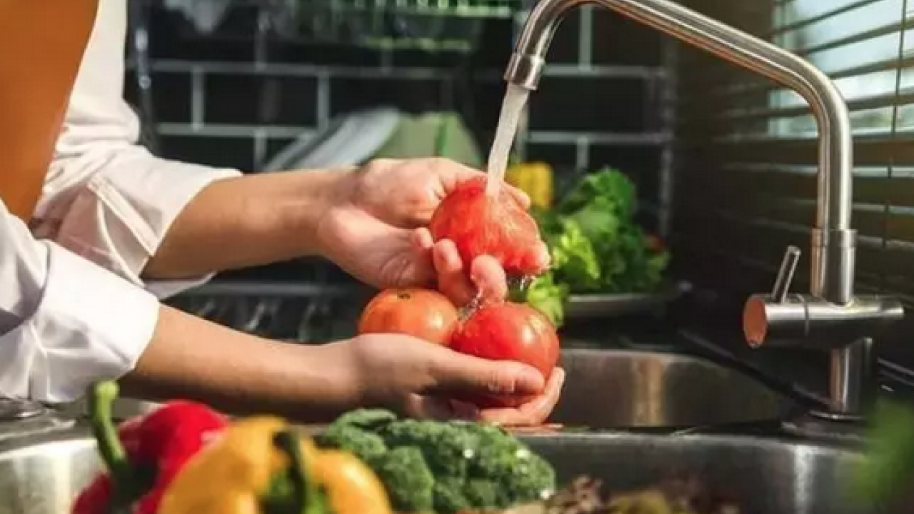 Foto - Buzdolabının sebzelik kısmına koymak yetiyor! Sebze meyvelerin çürümesini önlüyor, 1 hafta tazelik sağlıyor!